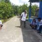 Kepala Desa Oro-Oro Ombo Wetan, Amin Tohari dilokasi pekerjaan (dul/pendoposatu.id)