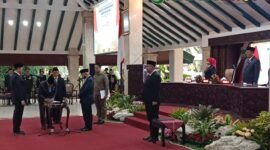 Ket foto. Bupati Malang H.M Sanusi saat melantik Nurcahyo sebagai Pj Sekretaris Daerah