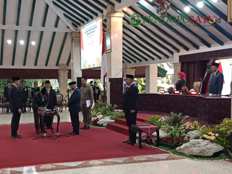 Ket foto. Bupati Malang H.M Sanusi saat melantik Nurcahyo sebagai Pj Sekretaris Daerah