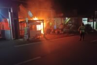 Mobil Terbakar di Halaman Rumah Desa Klampok, Singosari Kabupaten Malang (Doc. Humaspolres Malang)