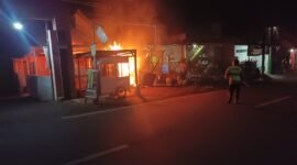 Mobil Terbakar di Halaman Rumah Desa Klampok, Singosari Kabupaten Malang (Doc. Humaspolres Malang)