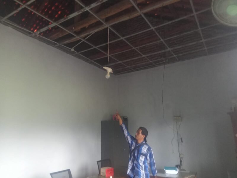 Pegawai menunjukan Plafon Pelayanan di Kantor Desa Tambak Rejo yang ambruk
