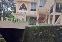 Bangunan di INR RW 09 yang dibangun di sepadan Sungai Kelurahan Bareng