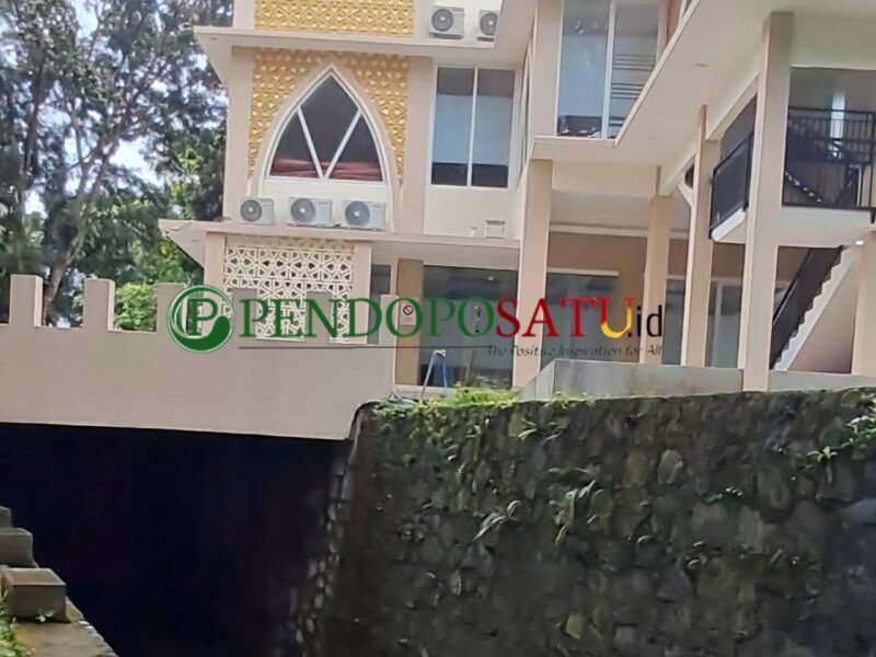 Bangunan di INR RW 09 yang dibangun di sepadan Sungai Kelurahan Bareng