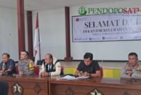 Niko pemilik Amul Massage Syariah (kiri), Babinkamtibmas Polsek Lowokwaru aiptu Nur Wahyudi, Erik selaku mediator industrial, Kanit Satreskrim Polresta Malang Kota dengan Ipda Heni Budi Cahyono S.H, M.H., Kanit Binmas Iptu Budhi