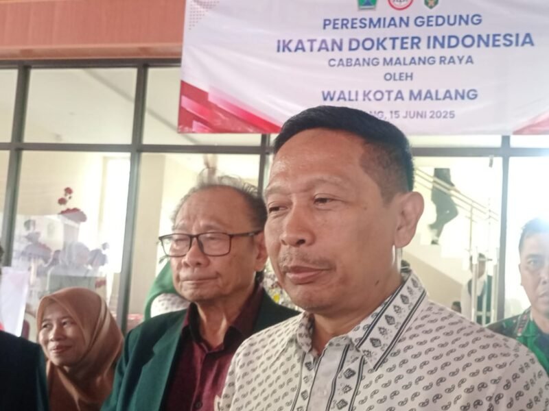 Wali Kota Malang Wahyu Hidayat (kanan), DR. dr. H Sugiharta Tandya Sp. PK (kiri)