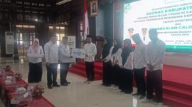Bupati Malang HM Sanusi dan Ketua BAZNAS Kabupaten Malang KH Khoirul Hafidz Fanani dalam agenda penyerahan beasiswa kepada calon mahasiswa, di Pendopo Kepanjen. Rabu (30/7/2025).