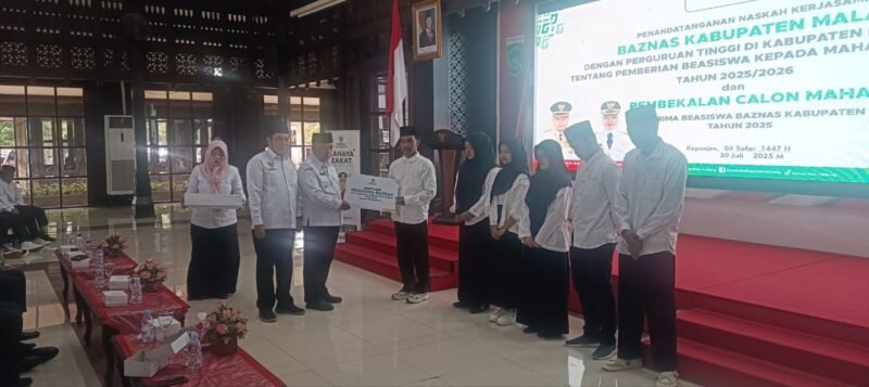 Bupati Malang HM Sanusi dan Ketua BAZNAS Kabupaten Malang KH Khoirul Hafidz Fanani dalam agenda penyerahan beasiswa kepada calon mahasiswa, di Pendopo Kepanjen. Rabu (30/7/2025).