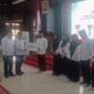 Bupati Malang HM Sanusi dan Ketua BAZNAS Kabupaten Malang KH Khoirul Hafidz Fanani dalam agenda penyerahan beasiswa kepada calon mahasiswa, di Pendopo Kepanjen. Rabu (30/7/2025).