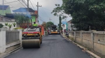 ket foto. jalan linkkar Ampeldento Kecamatan Pakis saat pelaksanaan pekerjaan