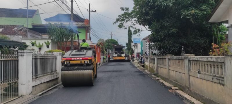 ket foto. jalan linkkar Ampeldento Kecamatan Pakis saat pelaksanaan pekerjaan