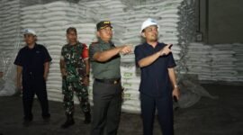 Komandan Korem 083, Kolonel Inf Kohir, saat mengunjungi pabrik gula PT Kebon Agung.