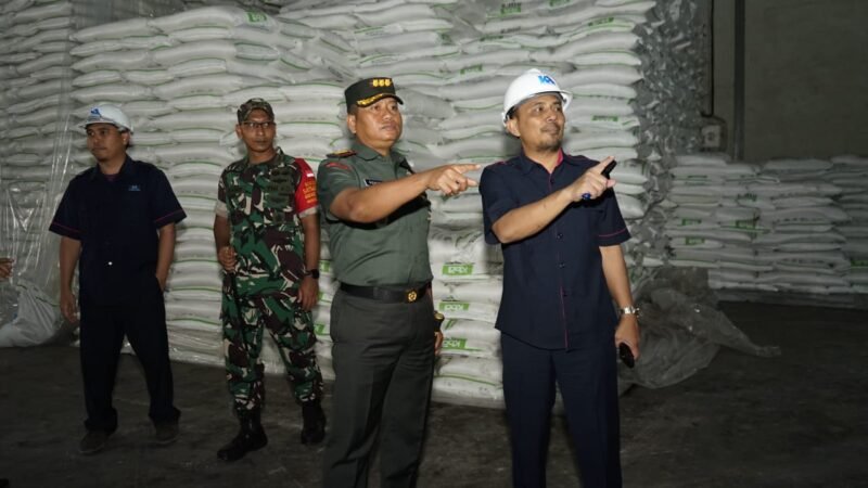 Komandan Korem 083, Kolonel Inf Kohir, saat mengunjungi pabrik gula PT Kebon Agung.