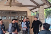 Bupati Pasuruan Rusdi Sutejo (kaos hitam) saat melihat langsung kantor baru APJB yang berada di Bangil (doc. Dul)