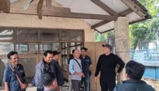 Bupati Pasuruan Rusdi Sutejo (kaos hitam) saat melihat langsung kantor baru APJB yang berada di Bangil (doc. Dul)