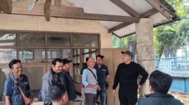 Bupati Pasuruan Rusdi Sutejo (kaos hitam) saat melihat langsung kantor baru APJB yang berada di Bangil (doc. Dul)