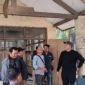 Bupati Pasuruan Rusdi Sutejo (kaos hitam) saat melihat langsung kantor baru APJB yang berada di Bangil (doc. Dul)
