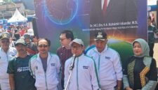 Ket foto. Menteri Koordinator Bidang Pemberdayaan Masyarakat RI Muhaimin Iskandar didampingi Bupati Malang H.M Sanusi dan Wakil Bupati Malang Lathifah Shohib dan anggota DPR RI saat memberikan. Keterangan pada awak media