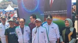 Ket foto. Menteri Koordinator Bidang Pemberdayaan Masyarakat RI Muhaimin Iskandar didampingi Bupati Malang H.M Sanusi dan Wakil Bupati Malang Lathifah Shohib dan anggota DPR RI saat memberikan. Keterangan pada awak media