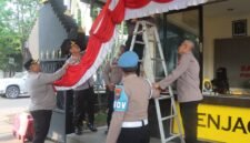 Personel dari Polres Pasuruan sedang melaksanakan giat pemasangan umbul-umbul merah putih jelang HUT ke-80 RI (dok. Ist)