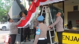 Personel dari Polres Pasuruan sedang melaksanakan giat pemasangan umbul-umbul merah putih jelang HUT ke-80 RI (dok. Ist)