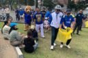 Wali Kota Malang Wahyu Hidayat bersama Aremania memungut sampah di CFD jelang HUT RI dan HUT Arema. (Foto : Yuni/Pendoposatu)