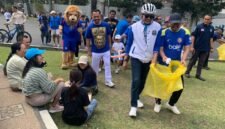 Wali Kota Malang Wahyu Hidayat bersama Aremania memungut sampah di CFD jelang HUT RI dan HUT Arema. (Foto : Yuni/Pendoposatu)