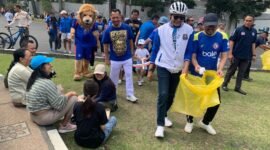 Wali Kota Malang Wahyu Hidayat bersama Aremania memungut sampah di CFD jelang HUT RI dan HUT Arema. (Foto : Yuni/Pendoposatu)