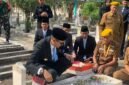 Wali Kota Malang Wahyu Hidayat bersama jajaran LVRI menabur bunga di makam Letkol Hamid Rusdi di TMP Untung Suropati, Ahad (10/8/2025). (Foto: Yuni)