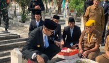 Wali Kota Malang Wahyu Hidayat bersama jajaran LVRI menabur bunga di makam Letkol Hamid Rusdi di TMP Untung Suropati, Ahad (10/8/2025). (Foto: Yuni)
