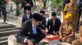 Wali Kota Malang Wahyu Hidayat bersama jajaran LVRI menabur bunga di makam Letkol Hamid Rusdi di TMP Untung Suropati, Ahad (10/8/2025). (Foto: Yuni)
