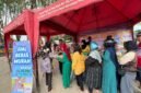 Barisan Ibu rumah tangga sedang mengantre membeli bahan pokok yang disediakan pihak Polres Pasuruan. (Dok.ist)
