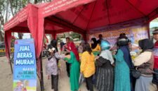 Barisan Ibu rumah tangga sedang mengantre membeli bahan pokok yang disediakan pihak Polres Pasuruan. (Dok.ist)
