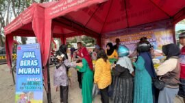 Barisan Ibu rumah tangga sedang mengantre membeli bahan pokok yang disediakan pihak Polres Pasuruan. (Dok.ist)