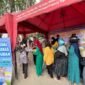 Barisan Ibu rumah tangga sedang mengantre membeli bahan pokok yang disediakan pihak Polres Pasuruan. (Dok.ist)