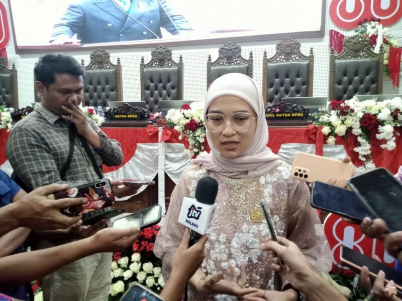 Ketua DPRD Kota Malang, Amithya Ratnanggani Sirraduhita, menegaskan pentingnya kesejahteraan SDM sebagai fondasi pembangunan usai nobar Sidang Tahunan MPR dan pidato kenegaraan Presiden. (Foto : Yn/Pendoposatu)
