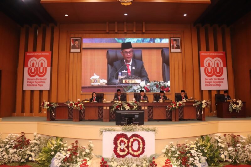 Rapat Paripurna DPRD Kabupaten Malang peringati HUT ke-80 RI dengan mendengar dan melihat pidato kenegaraan Presiden Prabowo secara daring di ruang sidang paripurna DPRD Kabupaten Malang ( foto : Dok. Istimewa)
