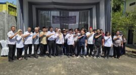 Peserta, Bupati Pasuruan dan OPD berfoto bersama dalam Uji Kompetensi Juru Sembelih Halal di RPH Wonorejo, Kabupaten Pasuruan