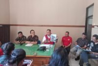 Wakil Gubernur LIRA Jatim Ayik Suhaya bersama aktivis lingkungan saat audiensi di Kantor Satpol PP Pasuruan terkait tambang ilegal.