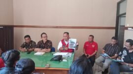 Wakil Gubernur LIRA Jatim Ayik Suhaya bersama aktivis lingkungan saat audiensi di Kantor Satpol PP Pasuruan terkait tambang ilegal.