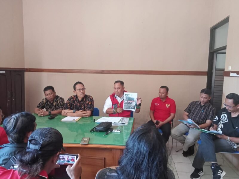 Wakil Gubernur LIRA Jatim Ayik Suhaya bersama aktivis lingkungan saat audiensi di Kantor Satpol PP Pasuruan terkait tambang ilegal.