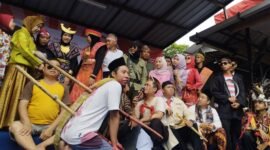 Keseruan momen HUT Kemerdekaan ke-80 RI para karyawan PT. Exel Mandiri Malang dikemas dalam parade lomba kostum. (Doc. Sn)