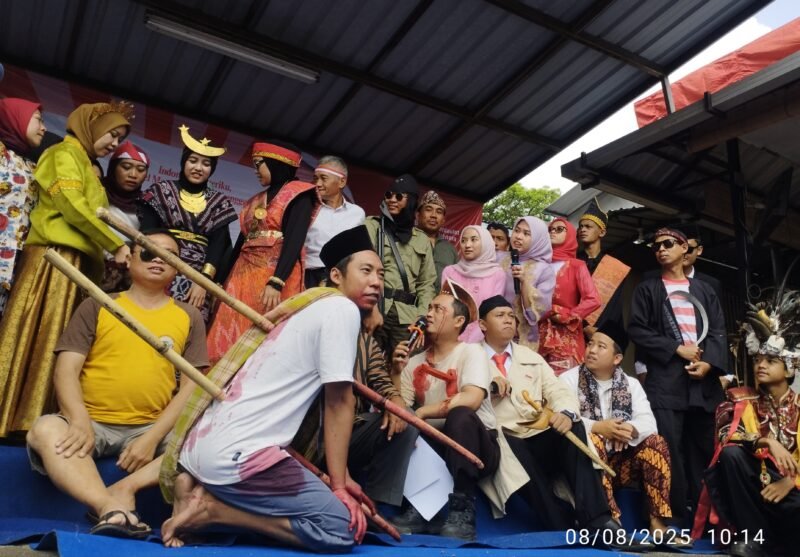 Keseruan momen HUT Kemerdekaan ke-80 RI para karyawan PT. Exel Mandiri Malang dikemas dalam parade lomba kostum. (Doc. Sn)