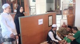 ket foto. H. Sholeh (baju koko putih) penyelenggara kegiatan khitanan massal gratis saat menyaksikan proses khitanan anak anak