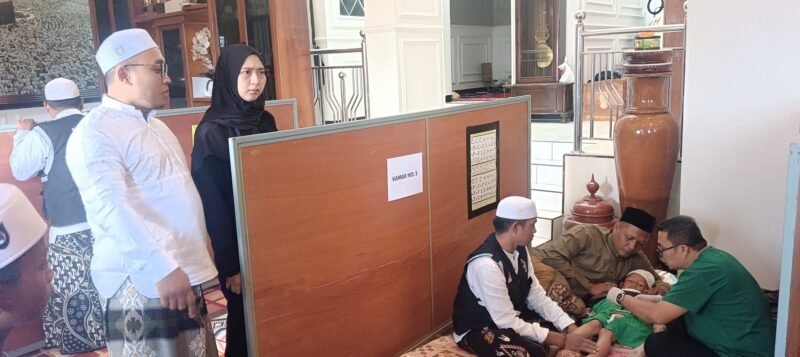 ket foto. H. Sholeh (baju koko putih) penyelenggara kegiatan khitanan massal gratis saat menyaksikan proses khitanan anak anak