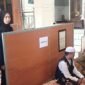 ket foto. H. Sholeh (baju koko putih) penyelenggara kegiatan khitanan massal gratis saat menyaksikan proses khitanan anak anak