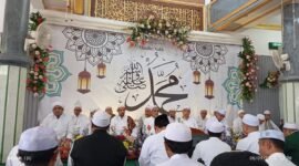 ket foto. puncak acara Safari Maulid di Dusun Trimo Desa jatisati Purwodadi yang dihadiri para Habaib dan Kyai bersholawat bersama dengan para jammah 