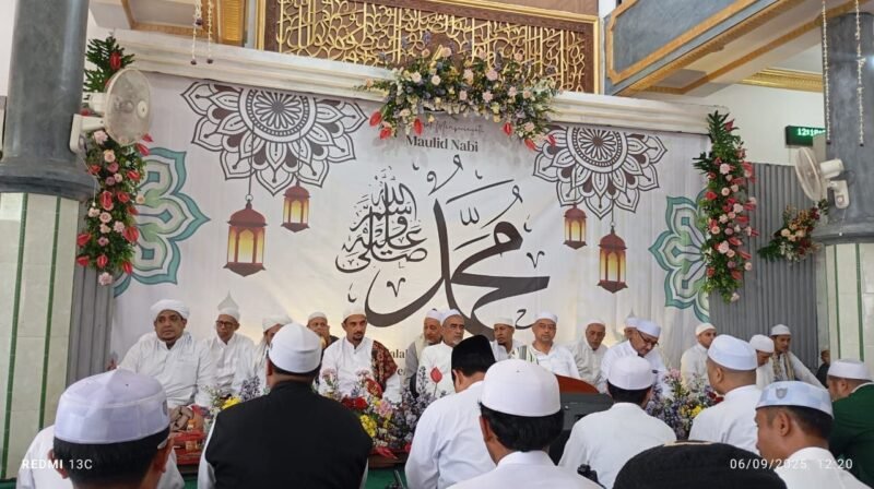 ket foto. puncak acara Safari Maulid di Dusun Trimo Desa jatisati Purwodadi yang dihadiri para Habaib dan Kyai bersholawat bersama dengan para jammah 