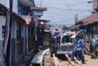 Ket foto. Pekerja pada proyek milik Dinas Pekerjaan Umum dan Bina Marga Kabupaten Malang yang belum memakai K3