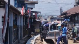 Ket foto. Pekerja pada proyek milik Dinas Pekerjaan Umum dan Bina Marga Kabupaten Malang yang belum memakai K3